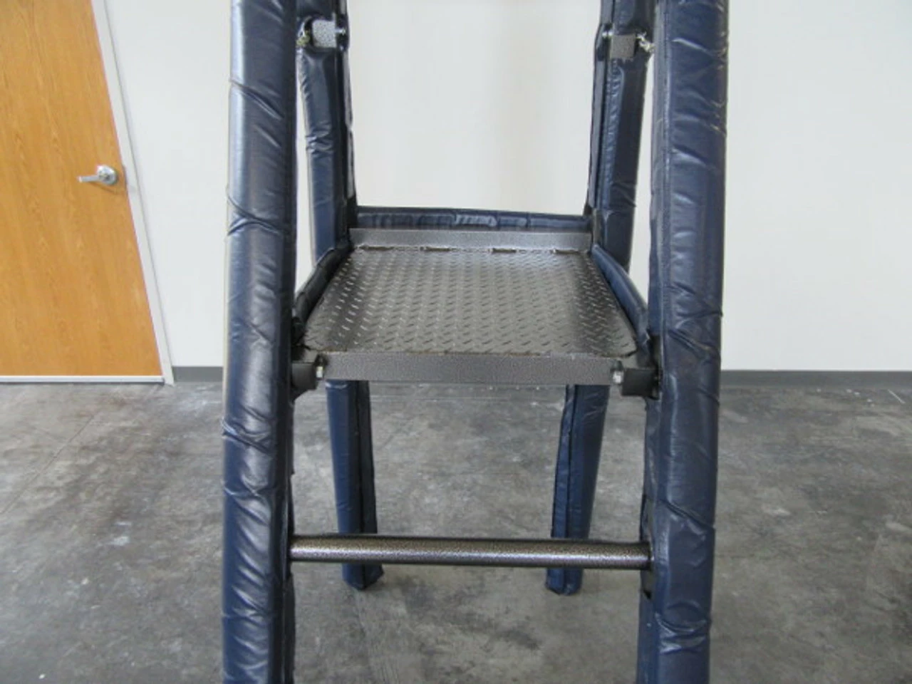 First Team SturdiStand Judges Platform Including SturdiStand Pad - Image 4